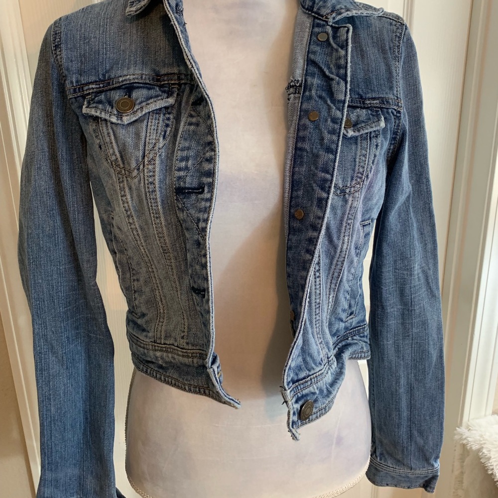 American Eagle Cropped Jean Jacket (size M)